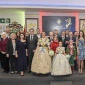 Las falleras mayores de Convento Jerusalén junto a los grandes nelos de la falla en la cena homenaje.