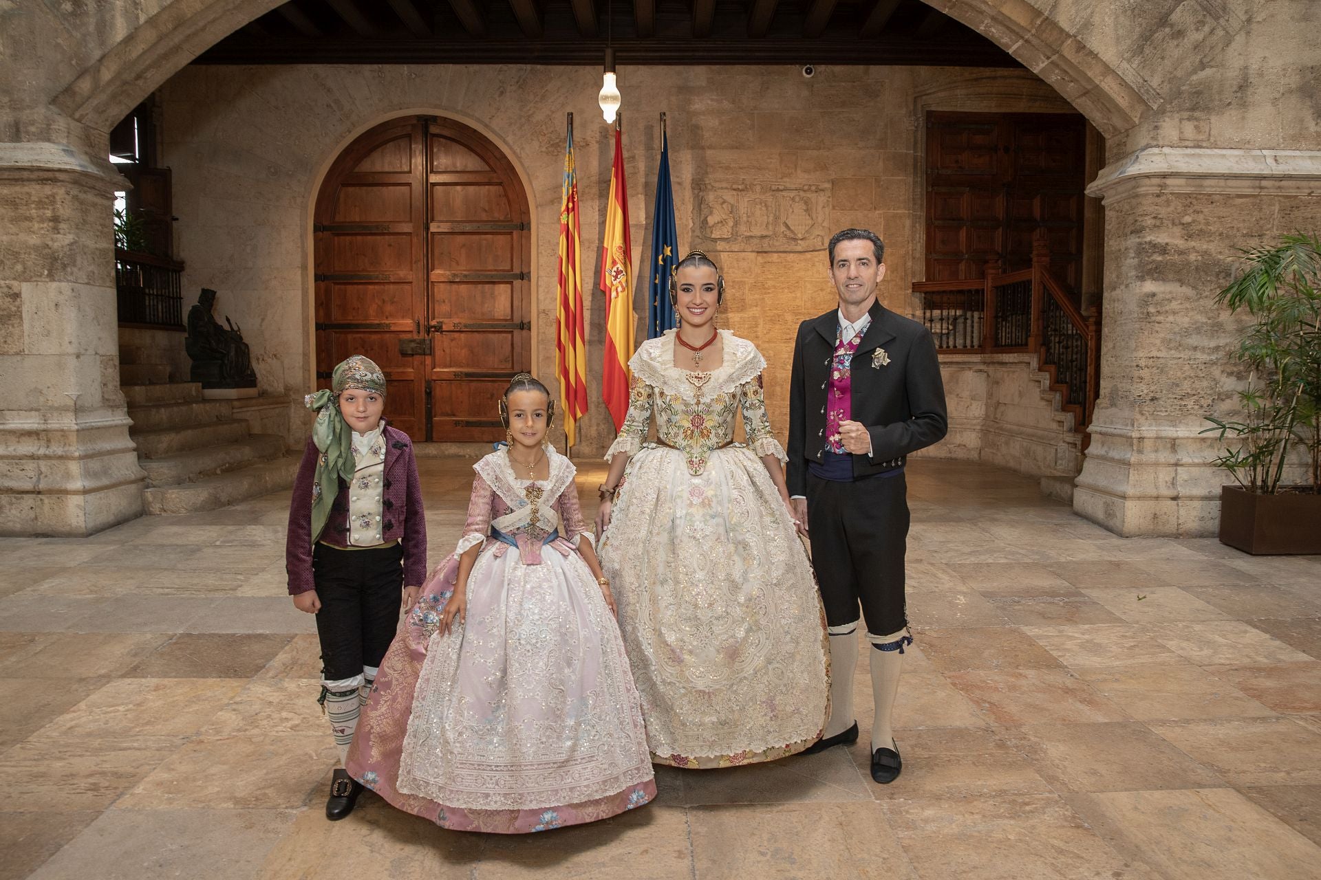 Álvaro de la Mano, Martina Songel, Carmen Prades y Francisco Segura, falleras mayores y presidentes de la falla Convento Jerusalén, en el Palau de la Generalitat.