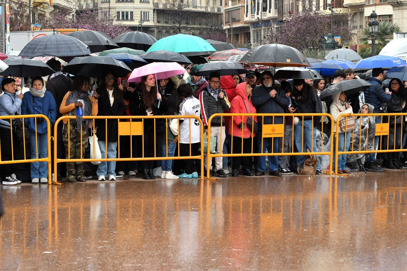 FOTOS | Búscate en la mascletà del lunes 17 de marzo