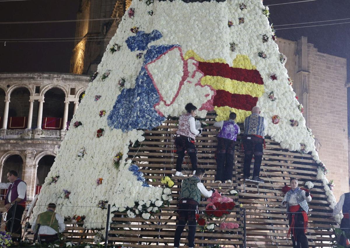 Imagen secundaria 1 - El manto de la Virgen es la provincia de Valencia con los colores de la Senyera