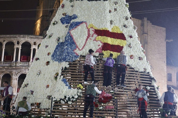 El manto de la Virgen de los Desamparados.