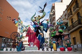 Monumento grande plantado por Nou Mercat.