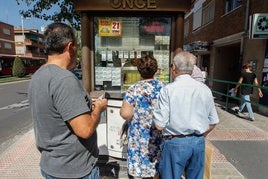 Varias personas hacen cola para comprar un décimo de la ONCE. Imagen de archivo.