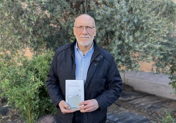 Francisco Pascual sosteniendo su último libro 'Una caja de sorpresas en una colección de historias'