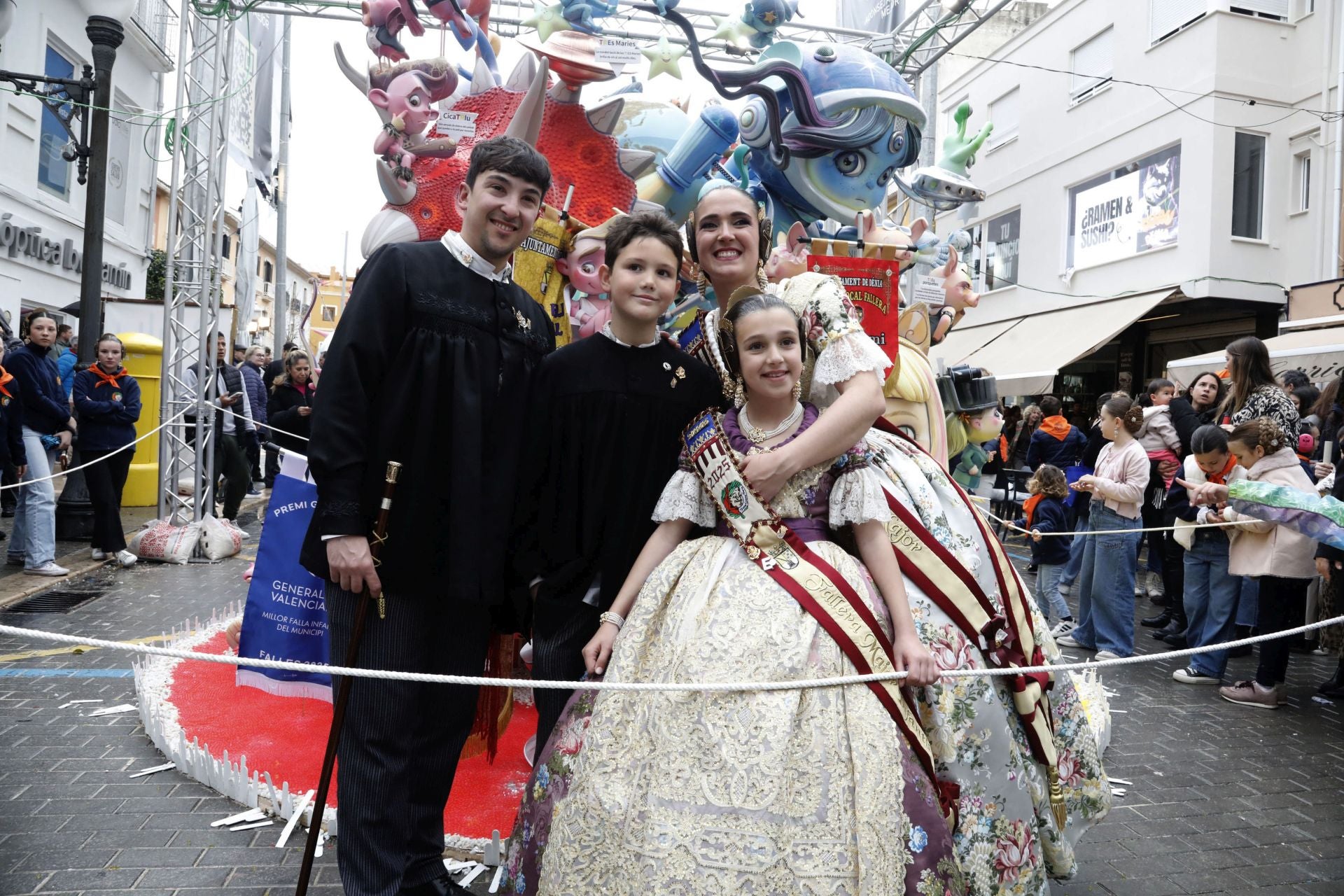 La falla Centro gana en la sección Especial de infantil de las Fallas de Dénia.