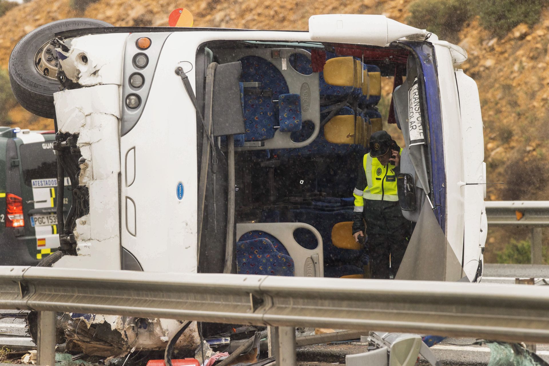 Las imágenes del brutal vuelco de un autobús del Imserso valenciano