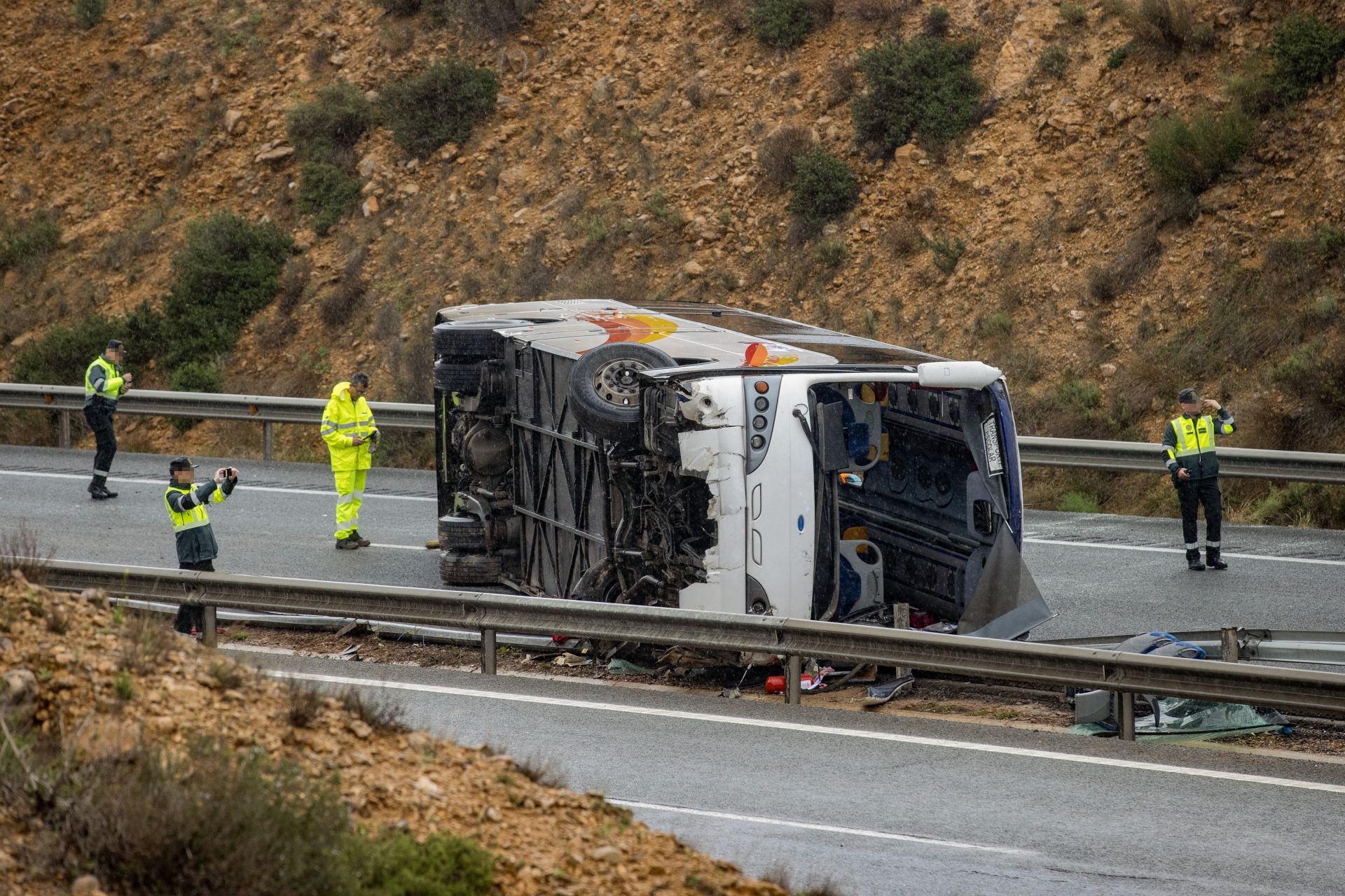 Las imágenes del brutal vuelco de un autobús del Imserso valenciano