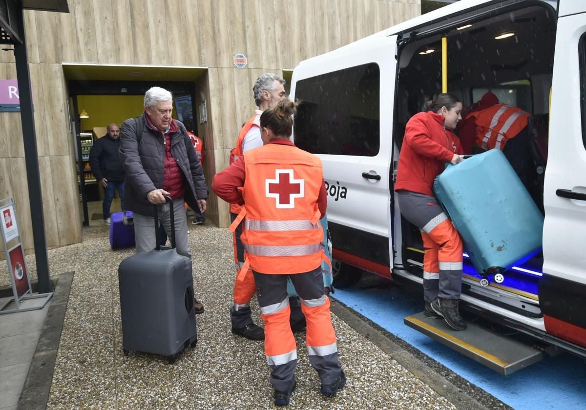 Antonio, con su maleta, tras abandonar el hospital después del accidente.