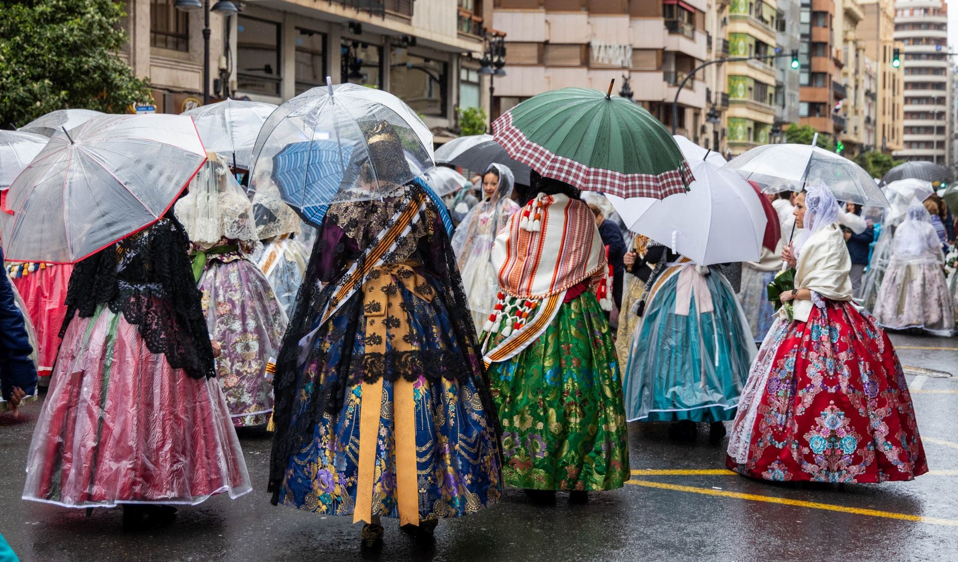 FOTOS | Segundo día de Ofrenda de las Fallas 2025