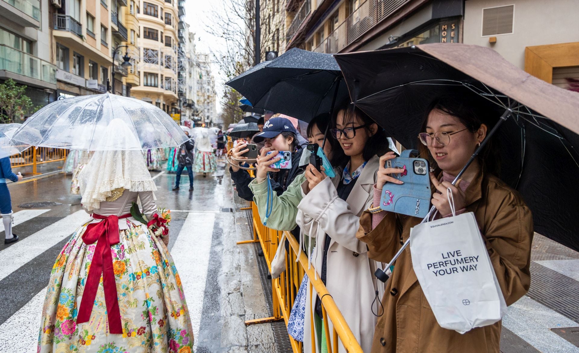 FOTOS | Segundo día de Ofrenda de las Fallas 2025