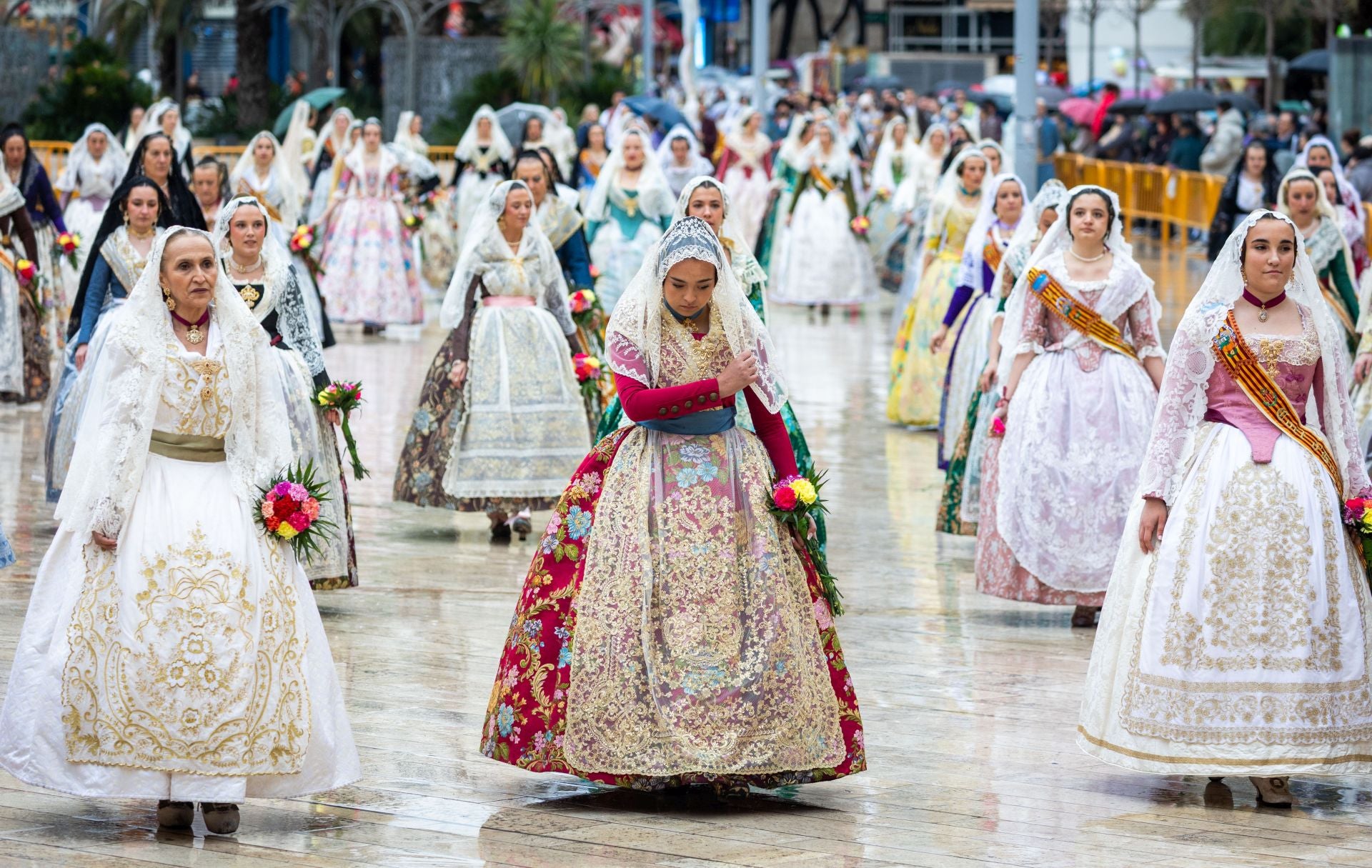 FOTOS | Segundo día de Ofrenda de las Fallas 2025