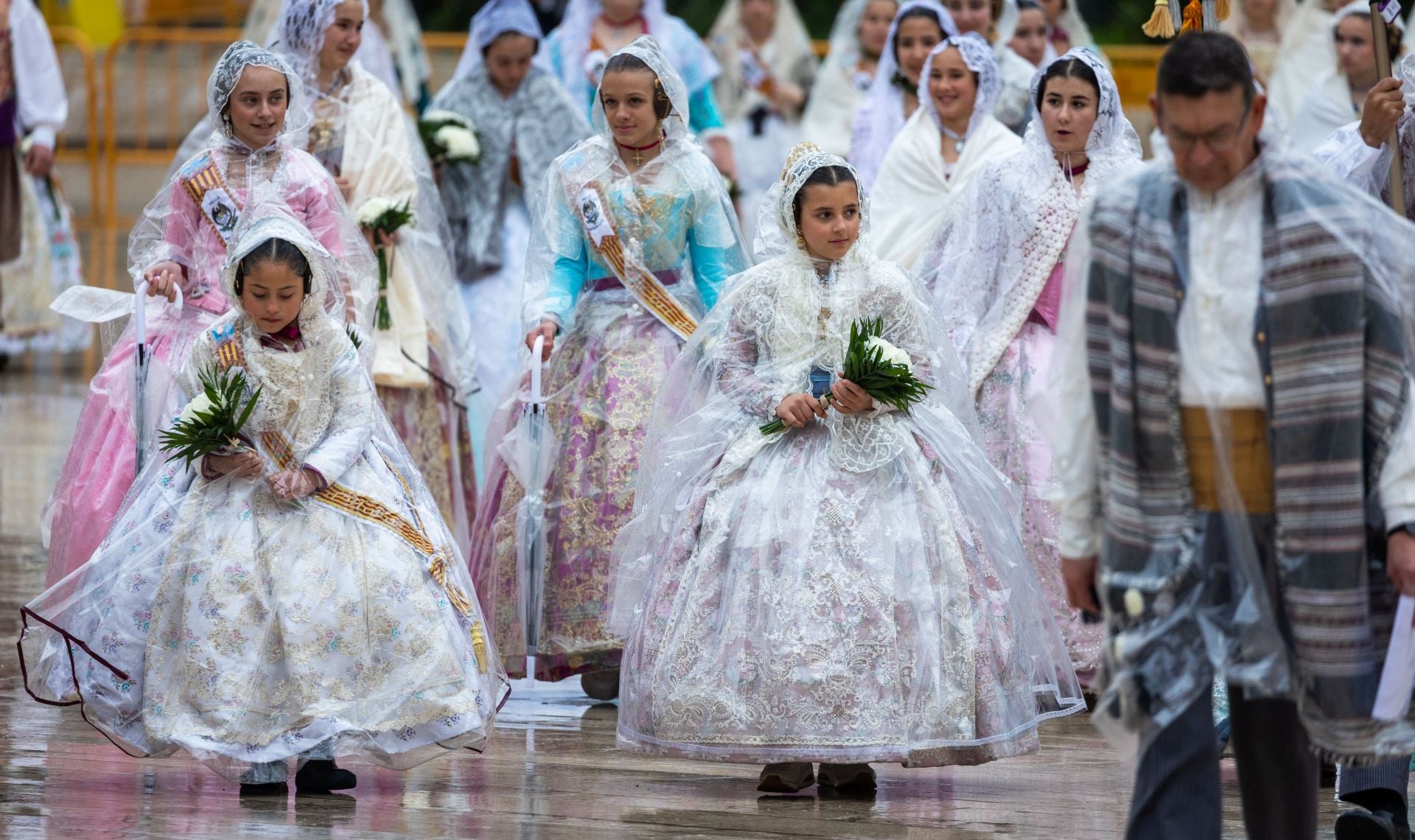 FOTOS | Segundo día de Ofrenda de las Fallas 2025