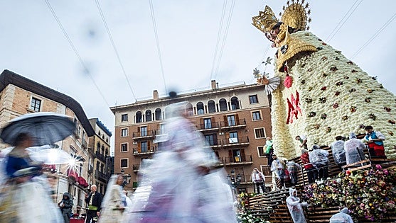 FOTOS | La Mare de Déu revela su manto para las Fallas 2025