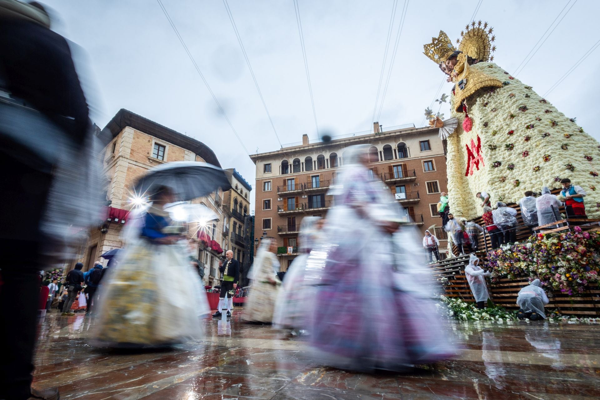 FOTOS | La Mare de Déu revela su manto para las Fallas 2025