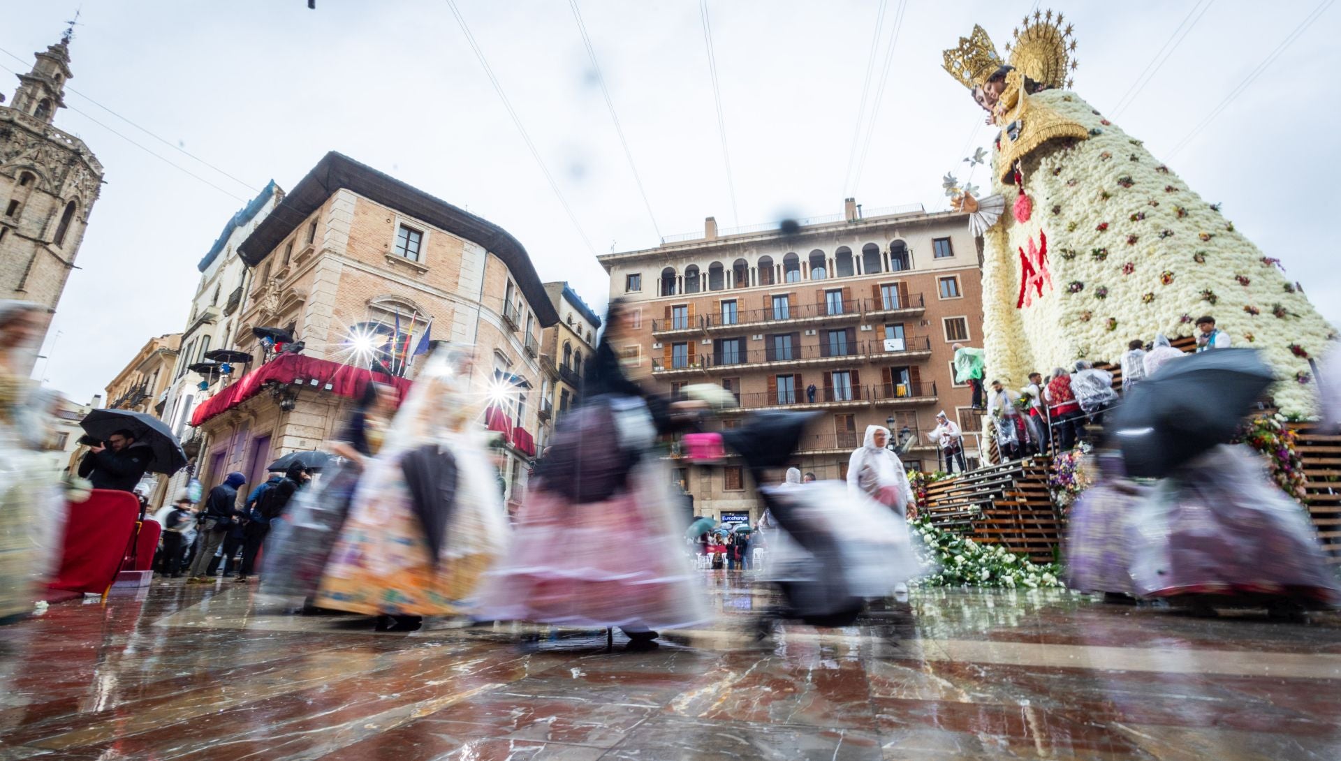 FOTOS | La Mare de Déu revela su manto para las Fallas 2025