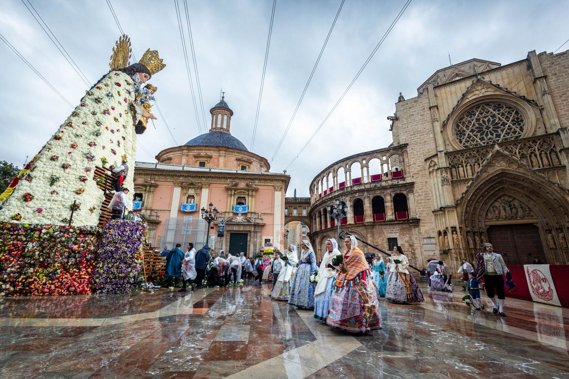 FOTOS | La Mare de Déu revela su manto para las Fallas 2025