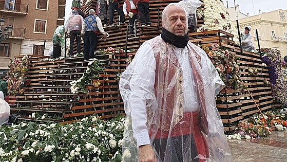 Un vestidor de la Virgen golpeado por la dana: «Tuve el agua por los hombros, doy gracias de estar vivo»
