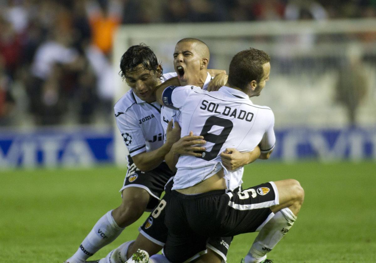 Feghouli, Soldado y Tino Costa celebran un gol.