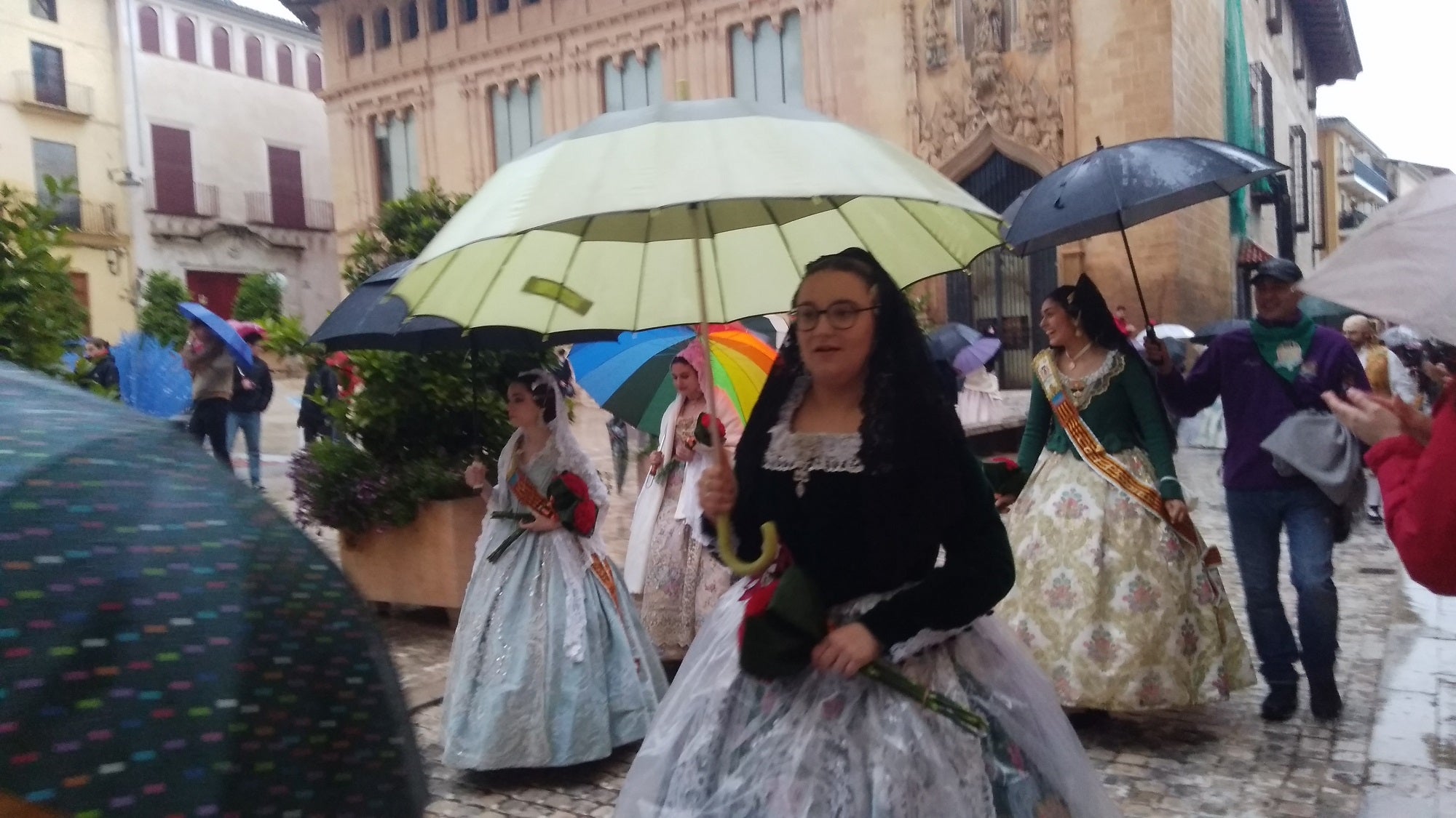 Falleras de Xàtiva, bajo el paraguas en la Ofrenda de 2022.