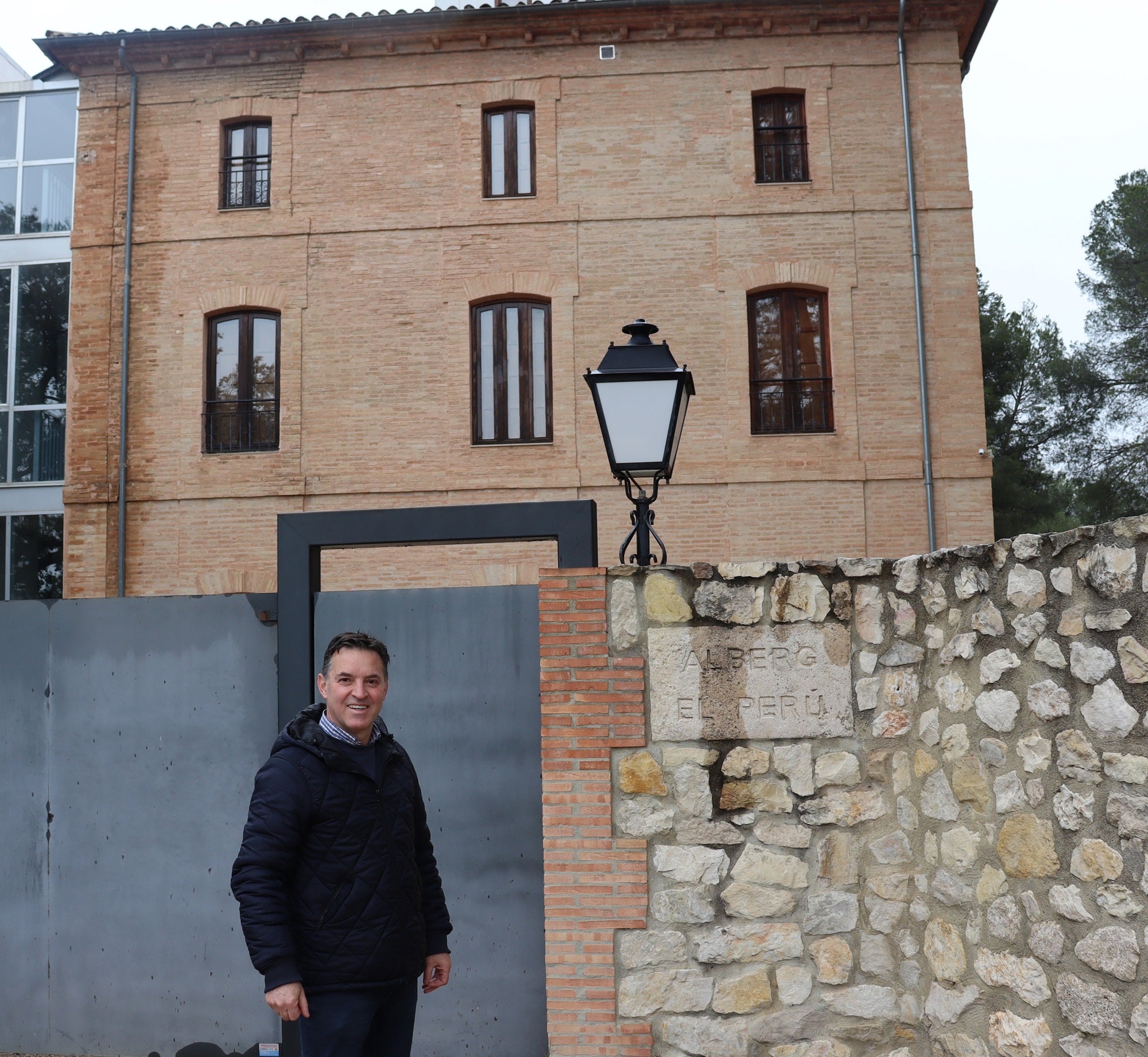 El portavoz del PP de Ontinyent, a las puertas del Albergue El Perú.