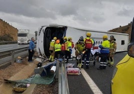 El autobús accidentado en la autovía A-7 en Murcia.