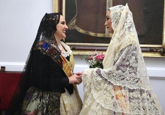 La alcaldesa María José Catalá junto a la fallera mayor Berta Peiró.