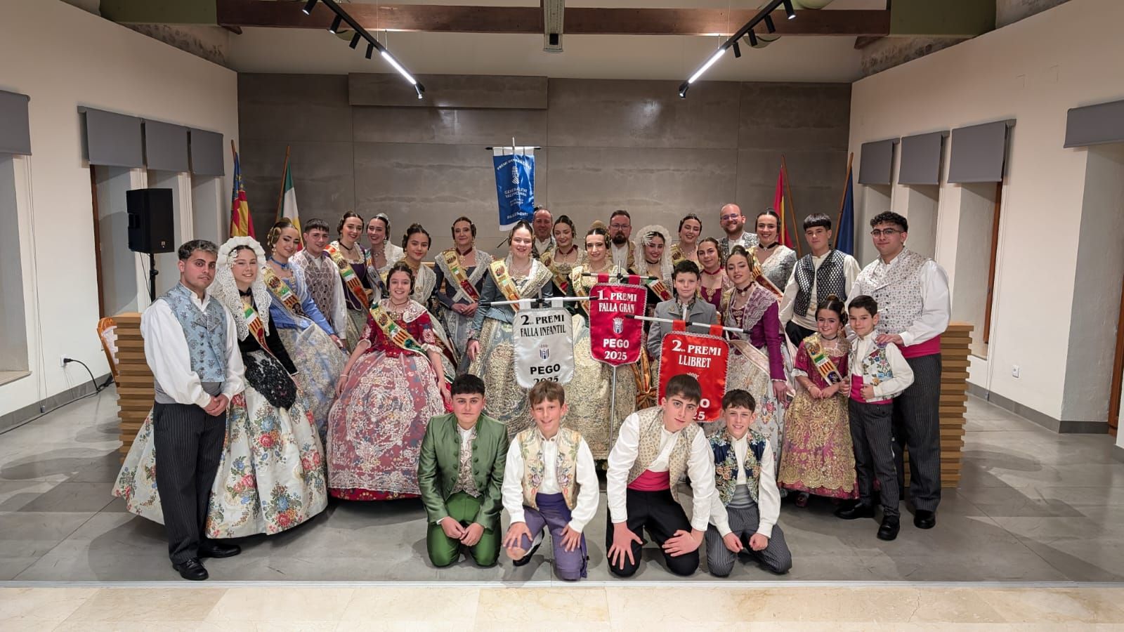 La comisión de la falla La Font, ganadora del primer premio en las fallas grandes.