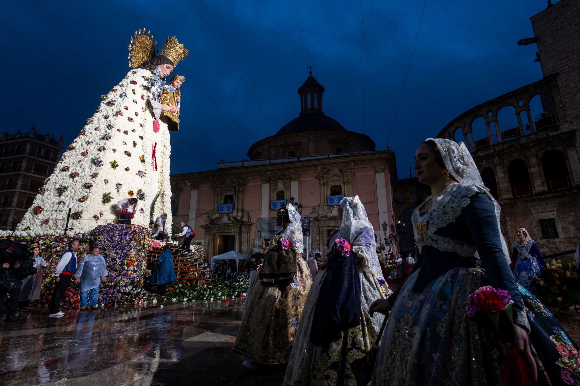 FOTOS | La Mare de Déu revela su manto para las Fallas 2025