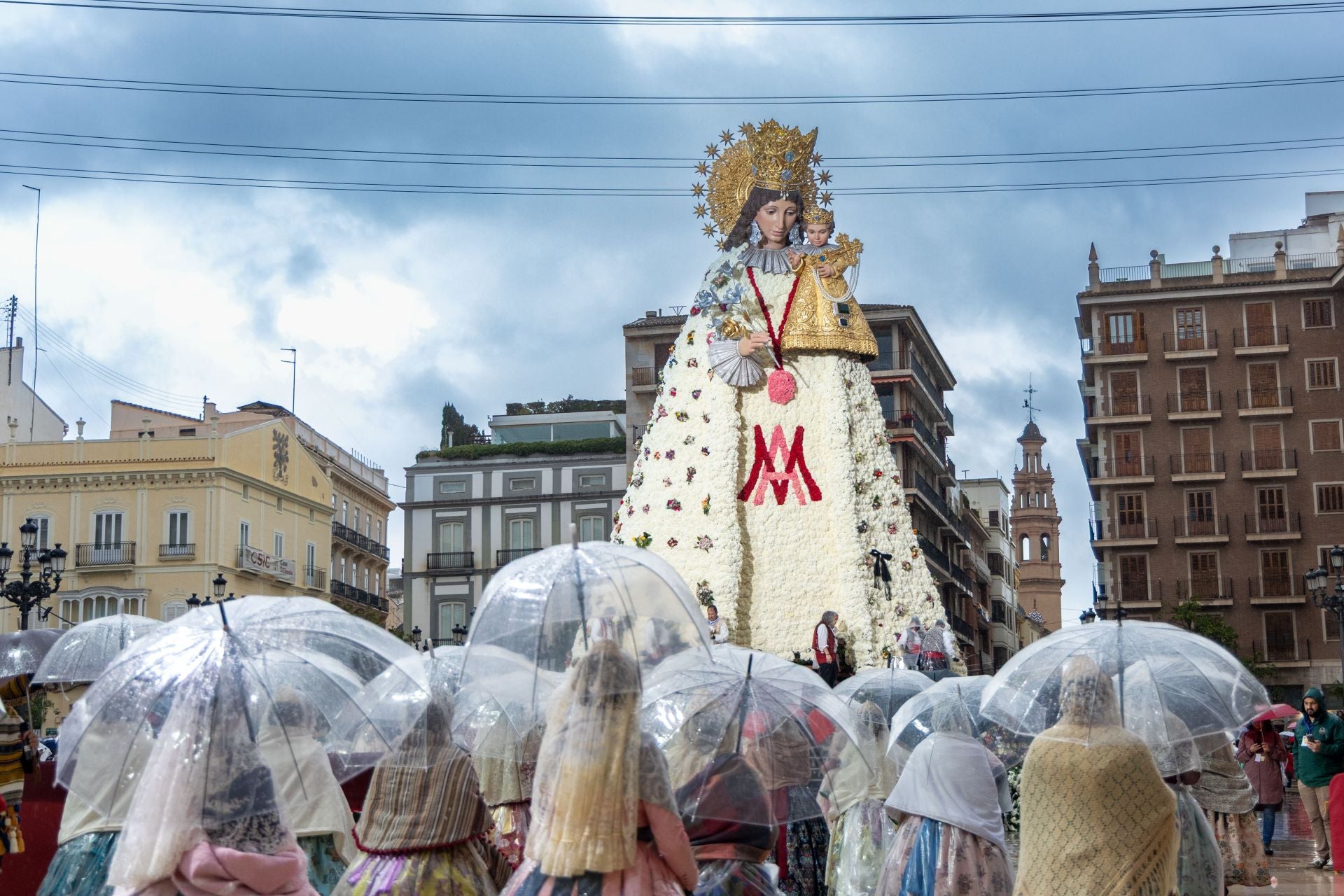 FOTOS | La Mare de Déu revela su manto para las Fallas 2025