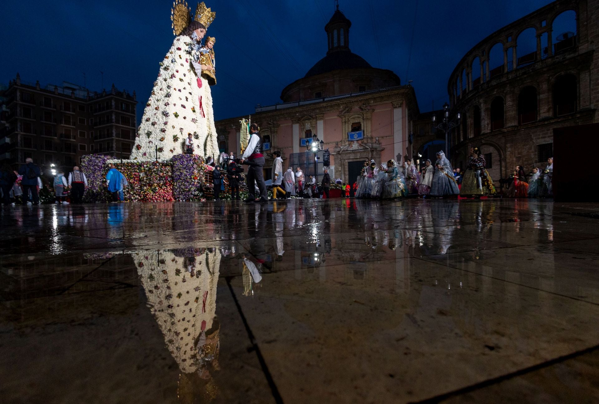 FOTOS | La Mare de Déu revela su manto para las Fallas 2025