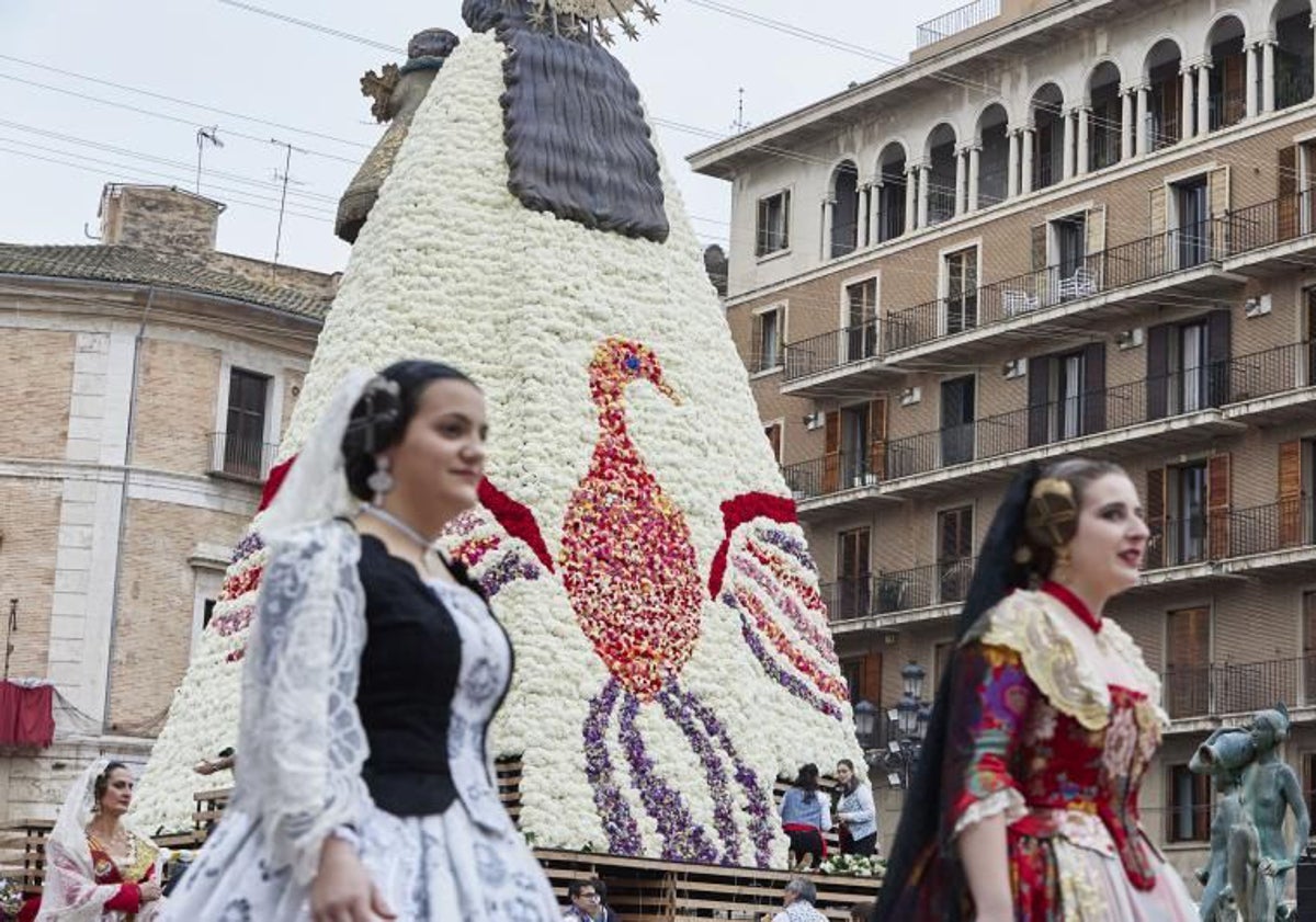 Imagen principal - Diseño del manto de la Virgen de 2022 con el ave Fénix; manto de 2008 dedicado a la Semana Santa Marinera y manto de 2007 con la rosa de los vientos.