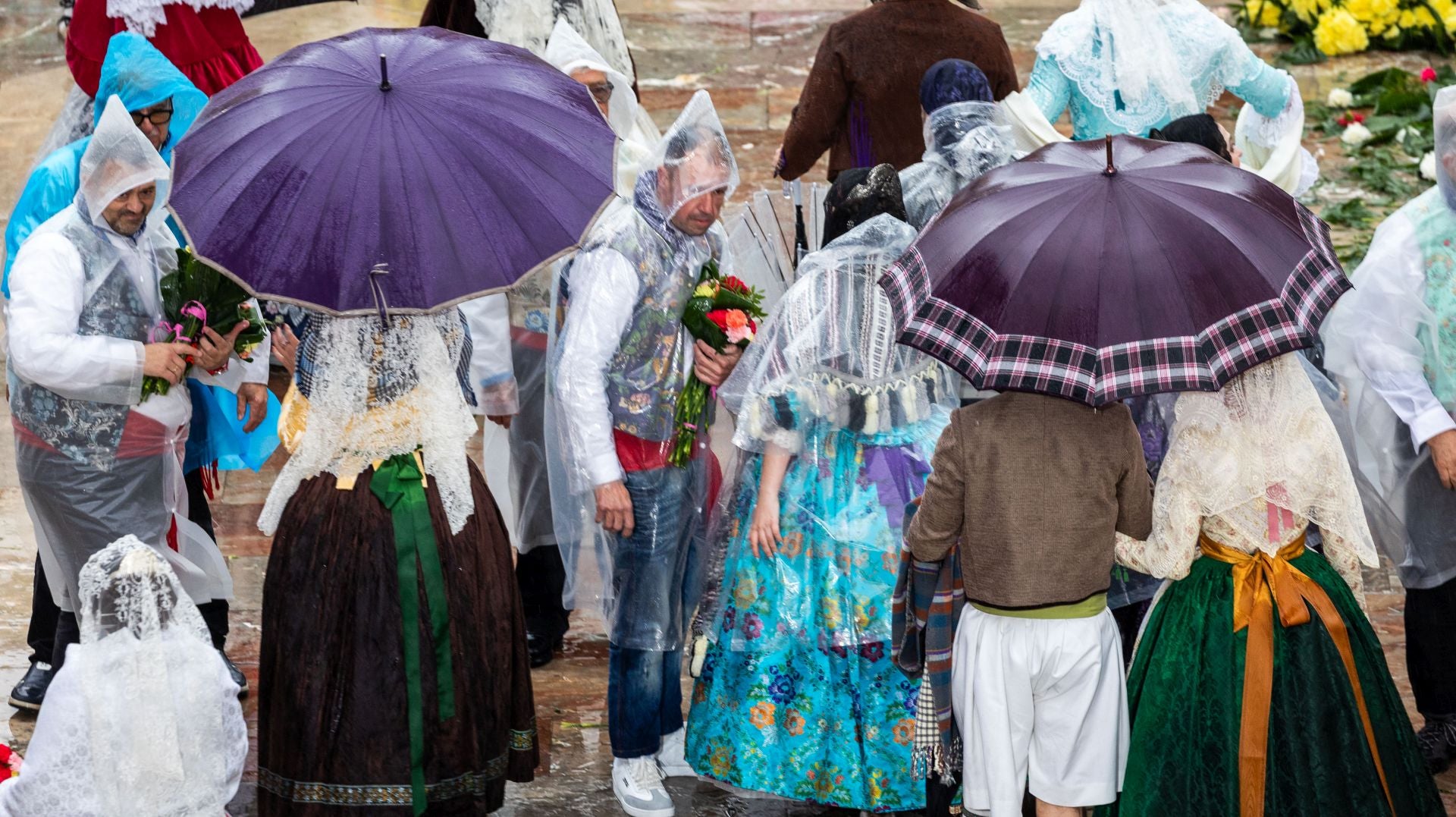 FOTOS | Segundo día de Ofrenda de las Fallas 2025