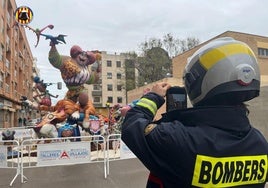 Un bombero fotografía una falla en Benetússer.