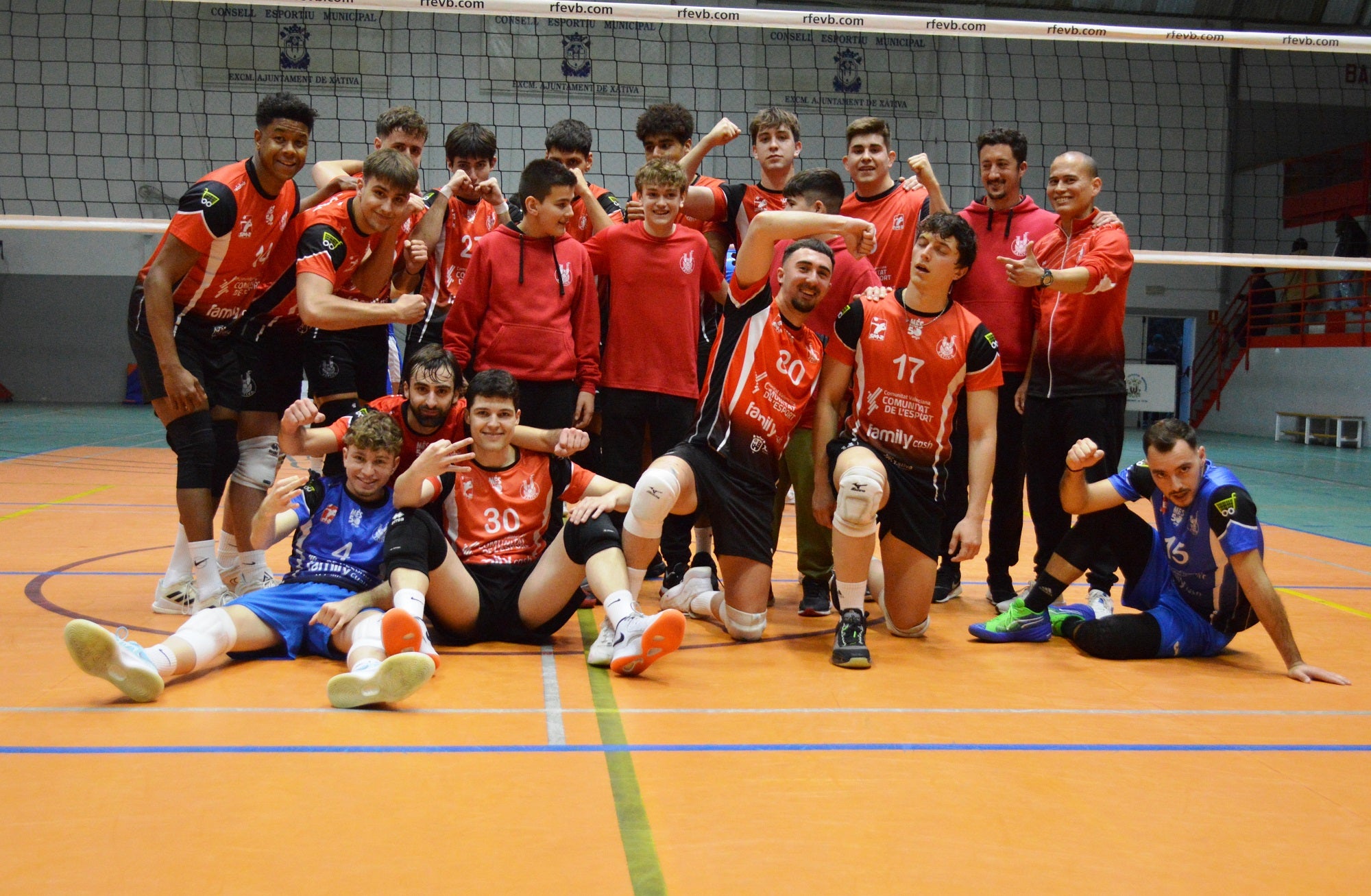 El equipo del Volibol Xàtiva celebra la victoria.