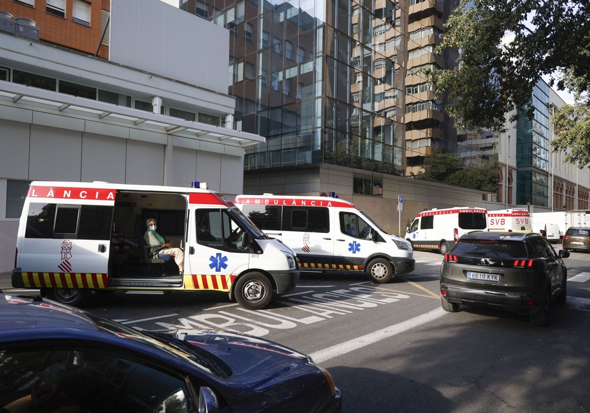 Ambulancias aparcadas en un hospital de la Comunitat.