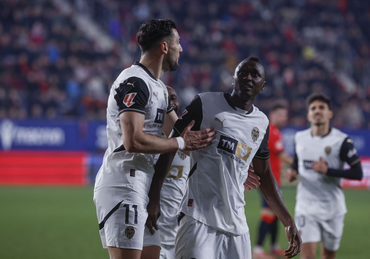 Rafa Mir y Sadiq, en el partido contra Osasuna.