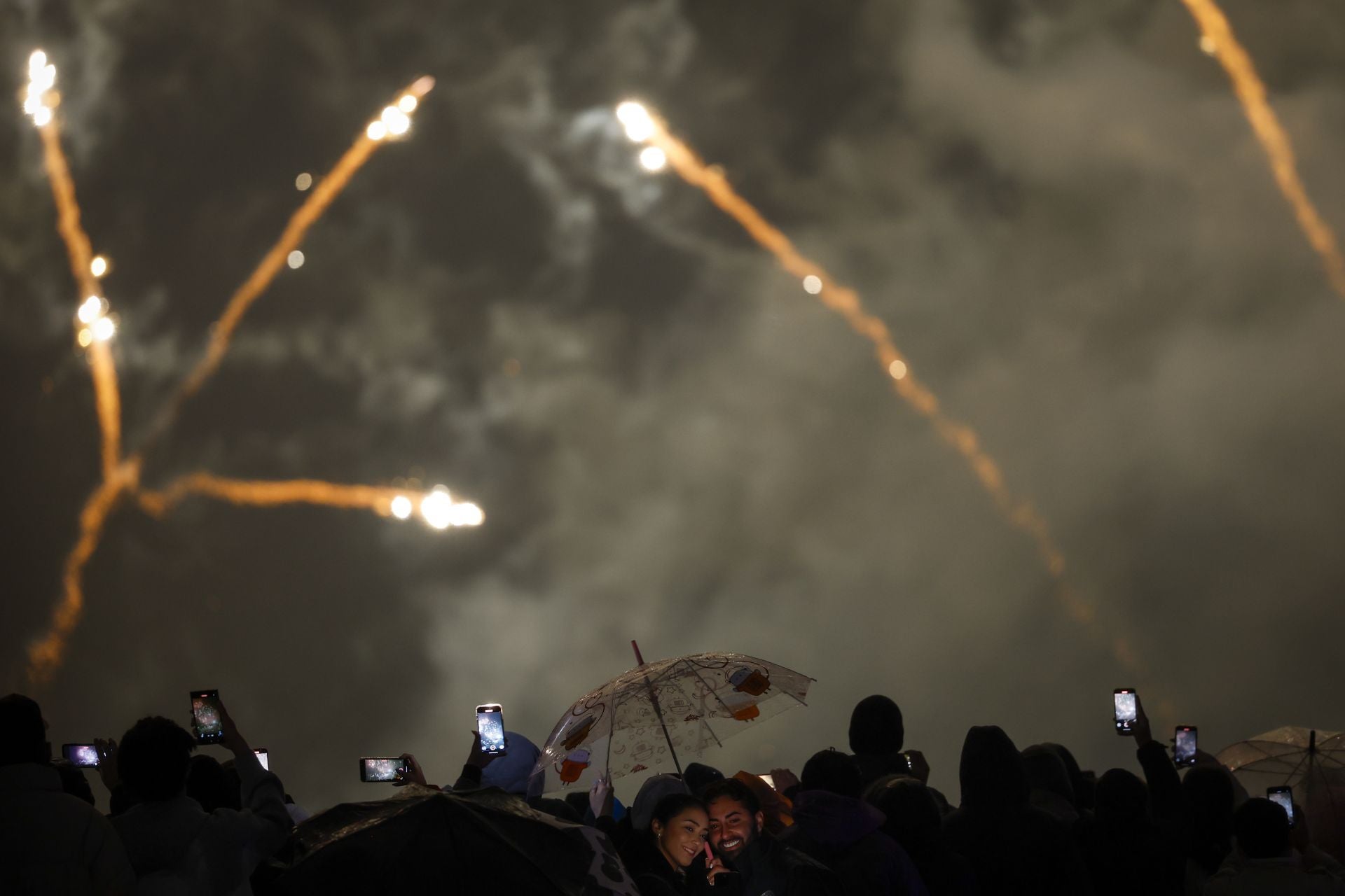 La Nit del Foc ilumina Valencia pese a la lluvia en la víspera de la Cremà