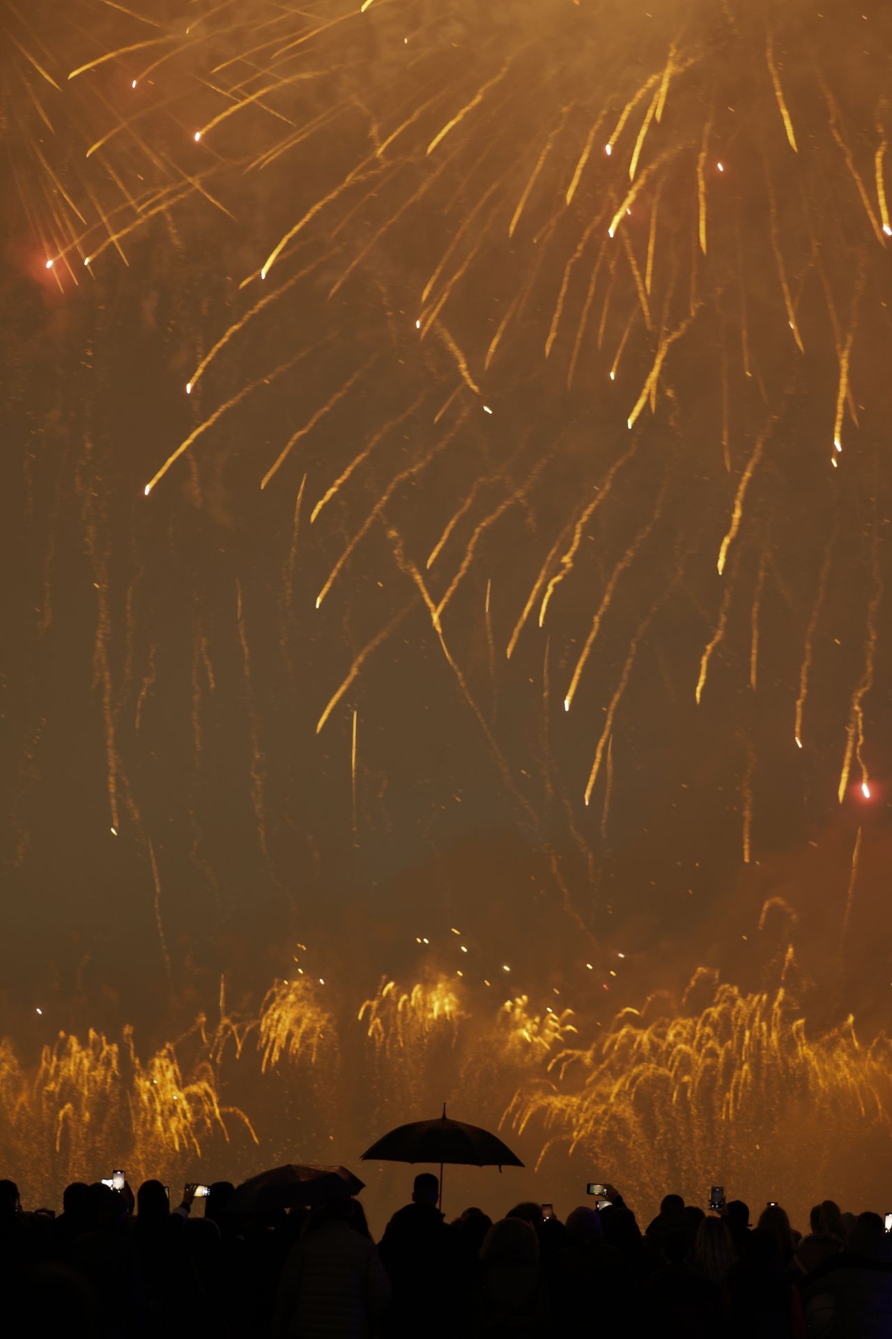 La Nit del Foc ilumina Valencia pese a la lluvia en la víspera de la Cremà