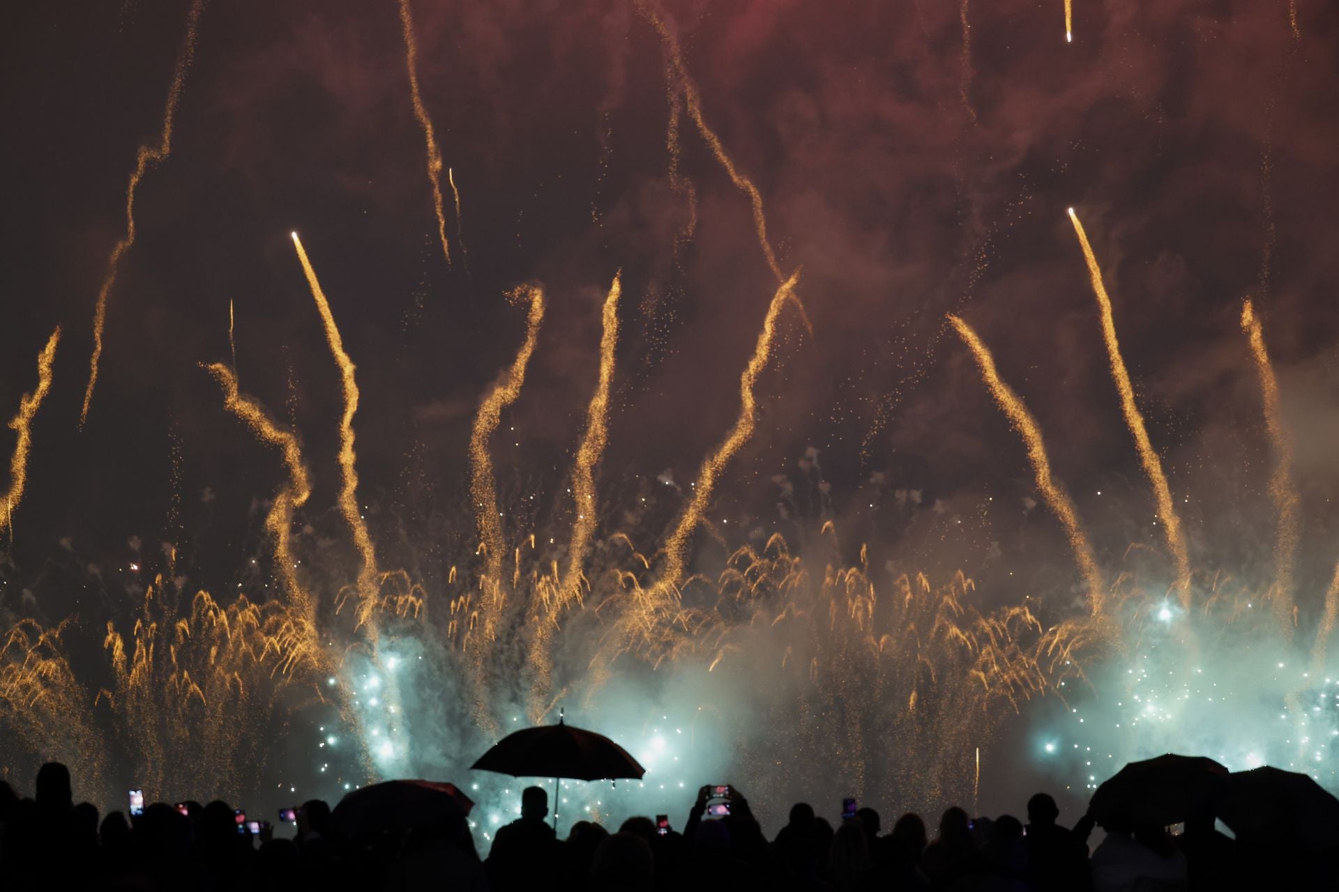 La Nit del Foc ilumina Valencia pese a la lluvia en la víspera de la Cremà