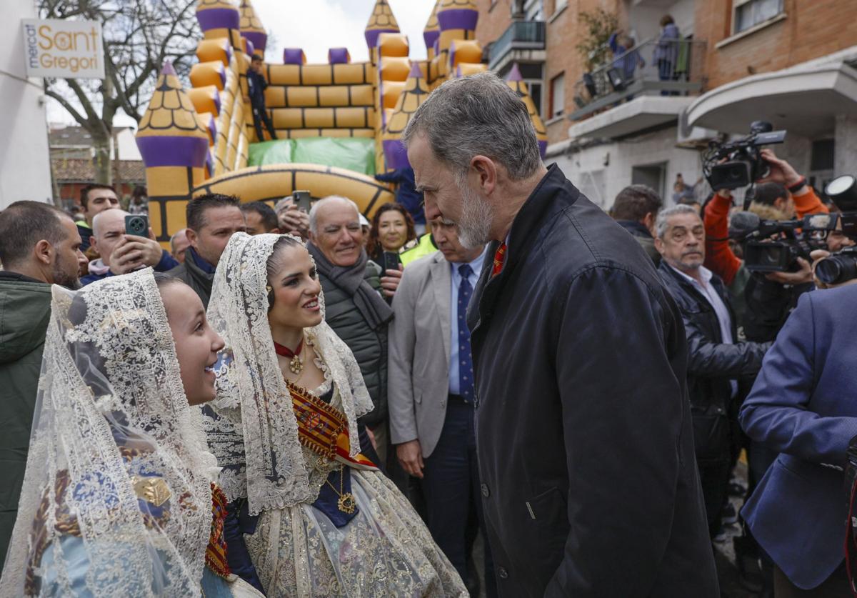 FOTOS | El Rey visita las fallas de Torrent