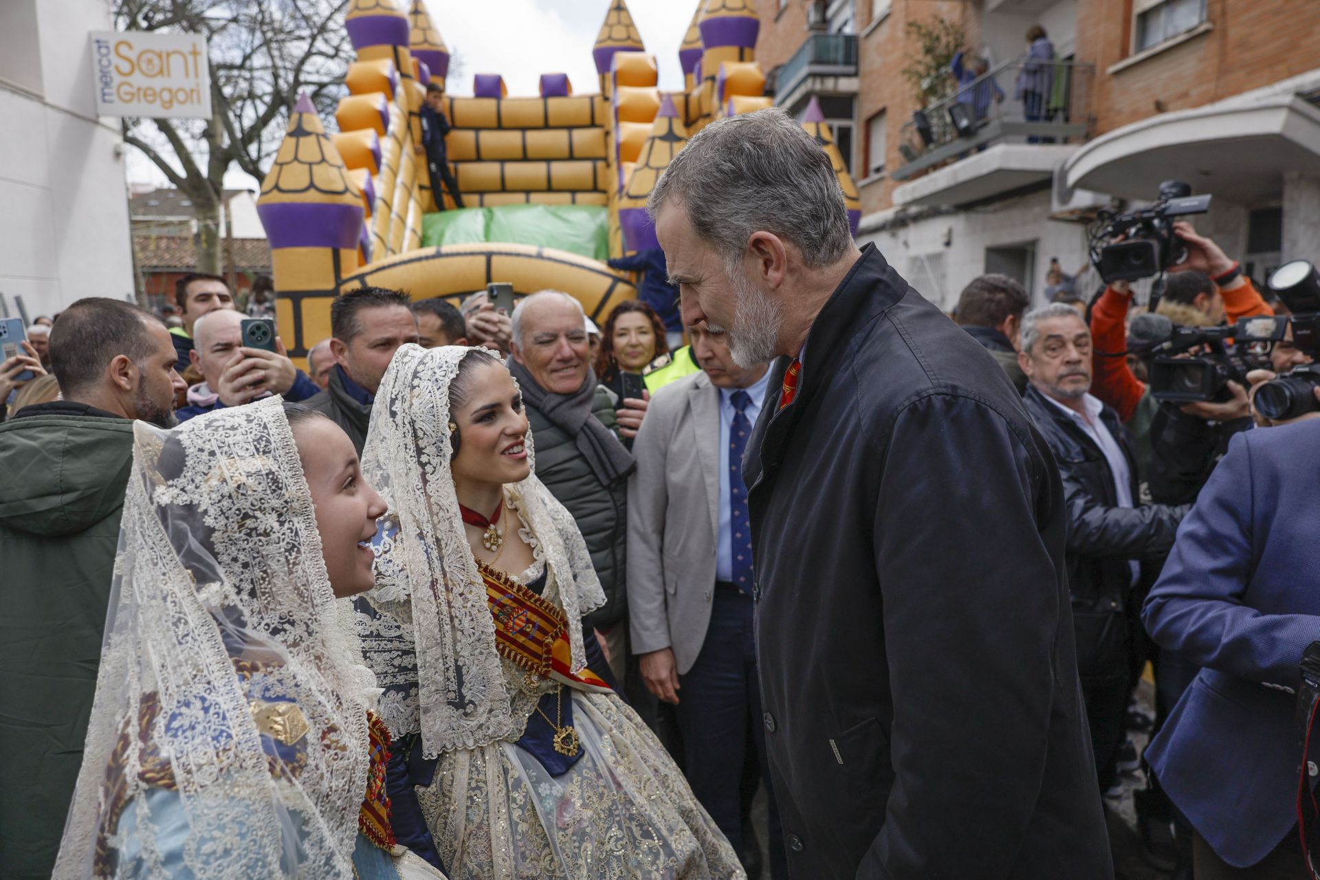 FOTOS | El Rey visita las fallas de Torrent