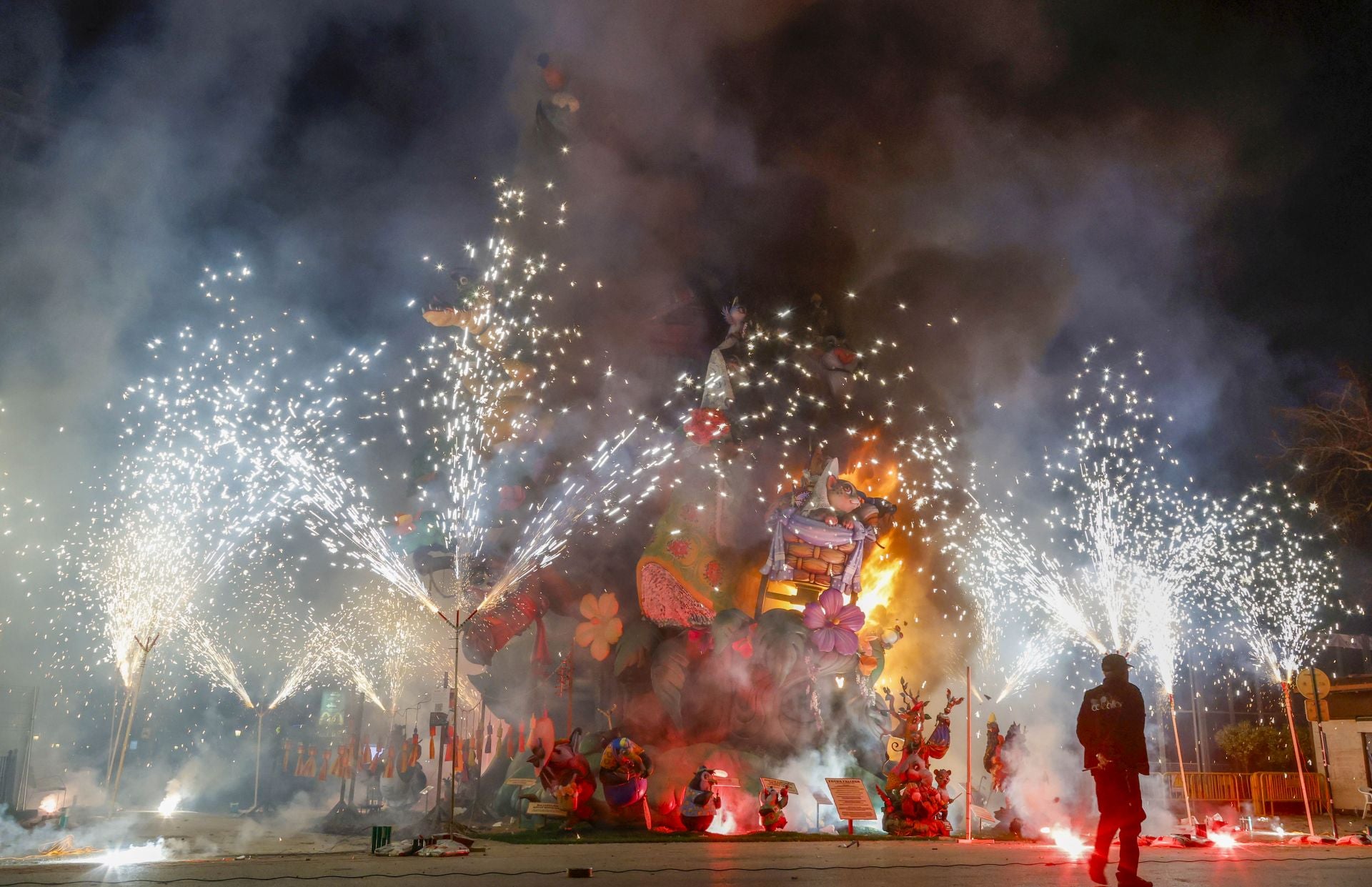 La cremà de la falla municipal, en imágenes