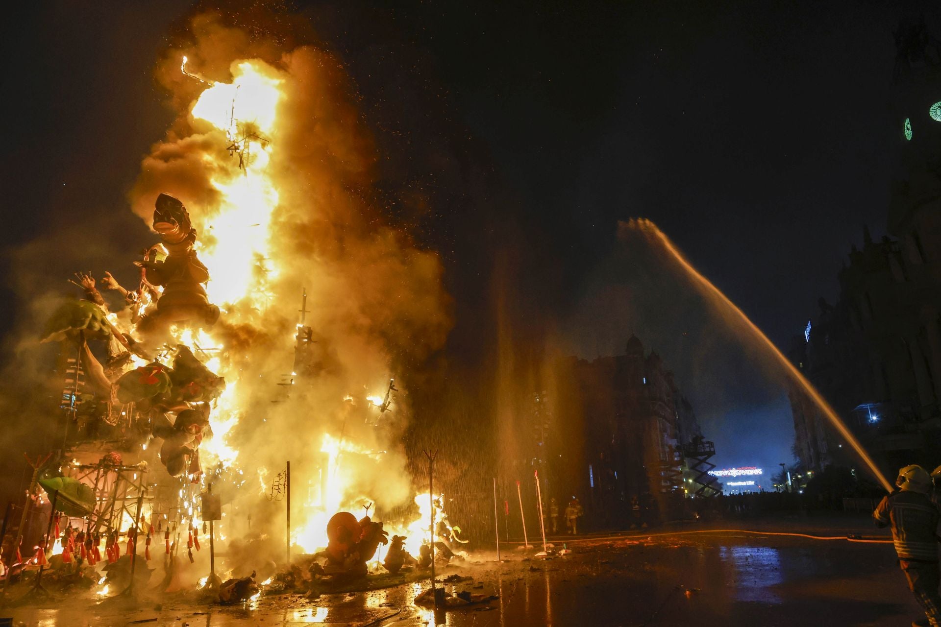 La cremà de la falla municipal, en imágenes