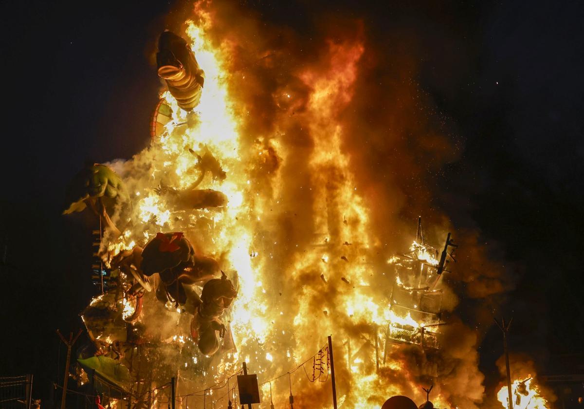 La cremà de la falla municipal, en imágenes