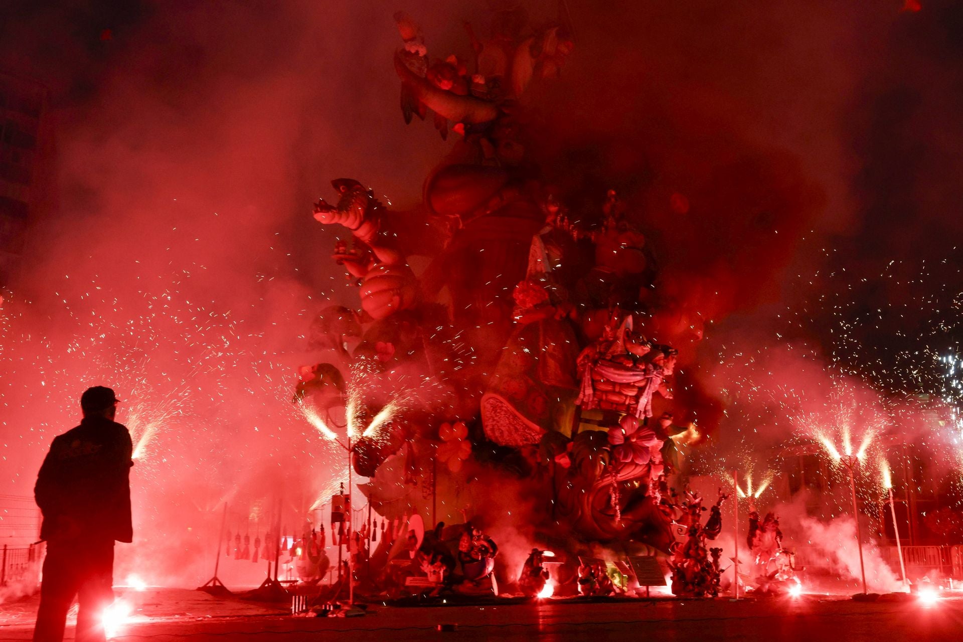 La cremà de la falla municipal, en imágenes