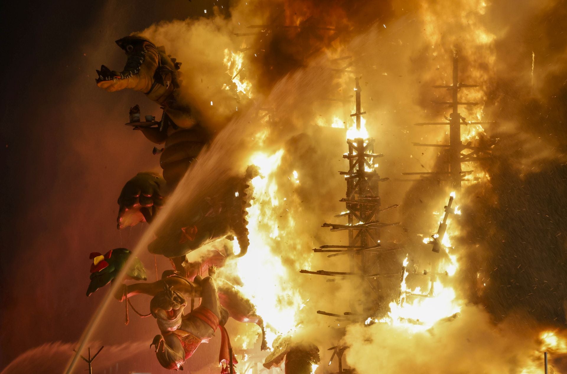 La cremà de la falla municipal, en imágenes