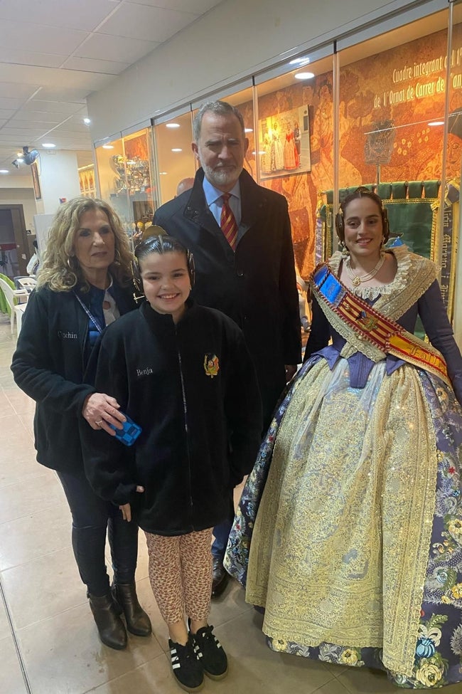 Felipe VI junto a las falleras mayores y la presidenta de la comisión Benemérita Guardia Civil