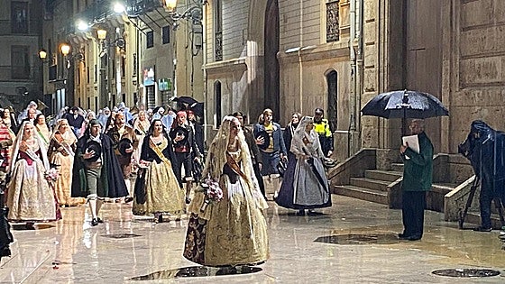 El fervor de los falleros se impone a la lluvia en la Ofrenda a la Mare de Déu