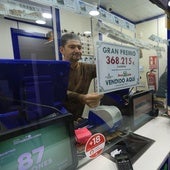 Una administración entrega un premio de La Bonoloto, imagen de archivo.