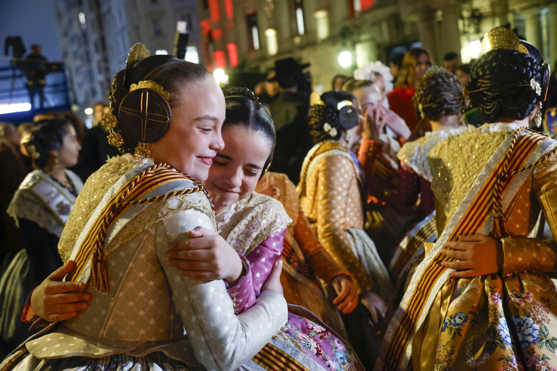 La cremà de la falla infantil del Ayuntamiento, en imágenes